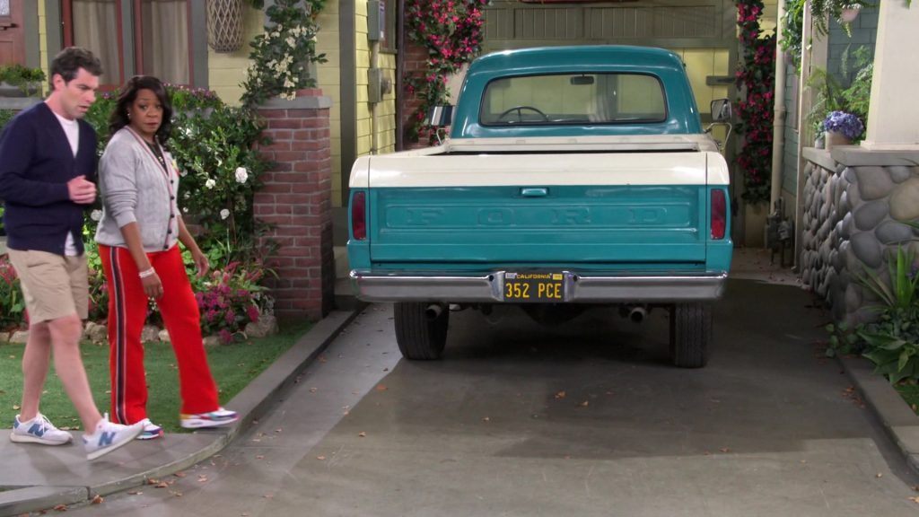 New Balance and Nike Shoes in The Neighborhood S07E11 “Welcome to the e-Neighborhood” (2025) (Image 1)