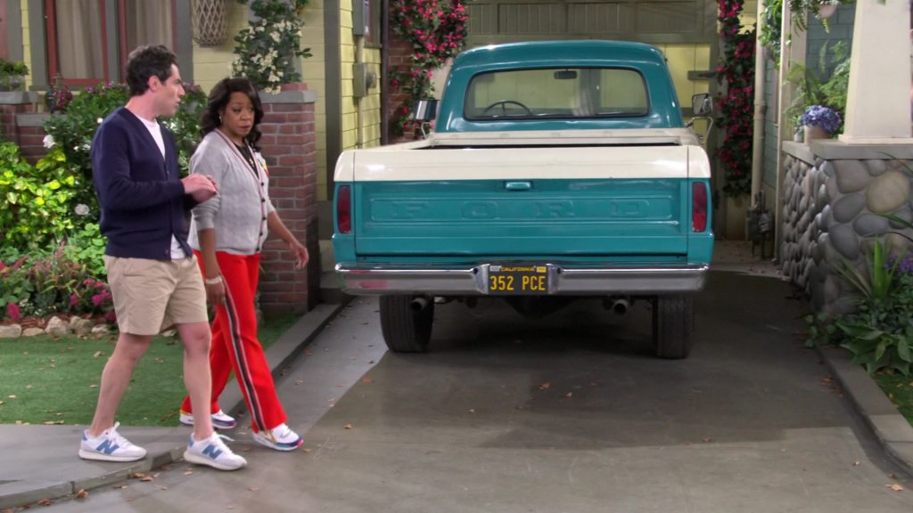New Balance and Nike Shoes in The Neighborhood S07E11 “Welcome to the e-Neighborhood” (2025) (Image 2)