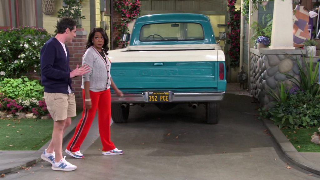 New Balance and Nike Shoes in The Neighborhood S07E11 “Welcome to the e-Neighborhood” (2025) (Image 3)