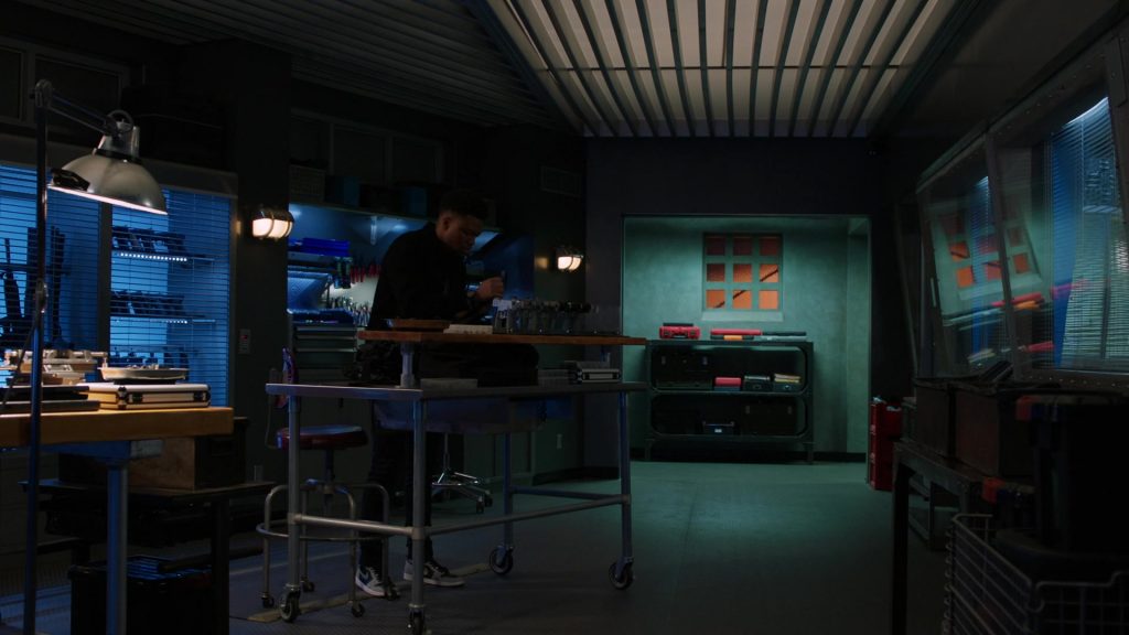 Nike AJ 1 Sneakers of Caleb Castille as Devin Roundtree in NCIS - Los Angeles S13E15 “Perception” (2022) (Image 1)