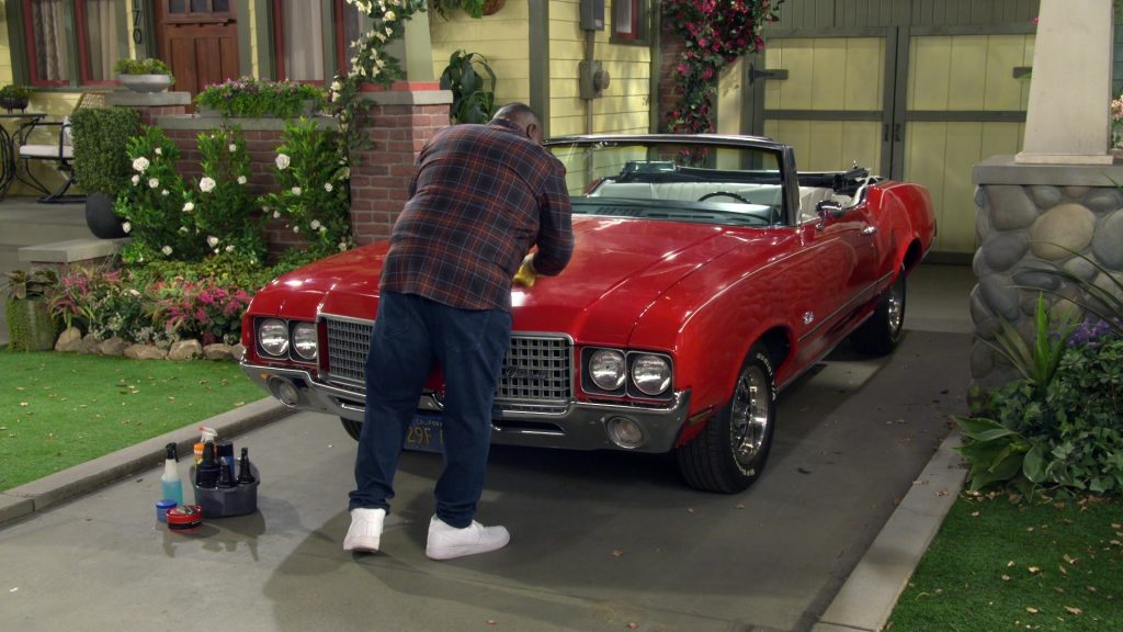 Nike Air Force 1 sneakers in The Neighborhood S08E05 “Welcome to New Horizons” (2025) (Image 1)