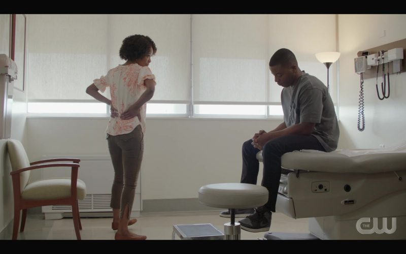 Nike Air Jordan 1 Men's Grey-Black Sneakers of Daniel Ezra as Spencer James in All American S03E02 “How to Survive in South Central” (2021) (Image 1)