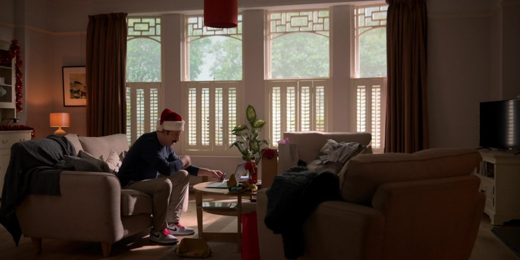 Nike Air Jordan 1 Sneakers Worn by Jason Sudeikis in Ted Lasso S02E04 “Carol of the Bells” (2021) (Image 1)