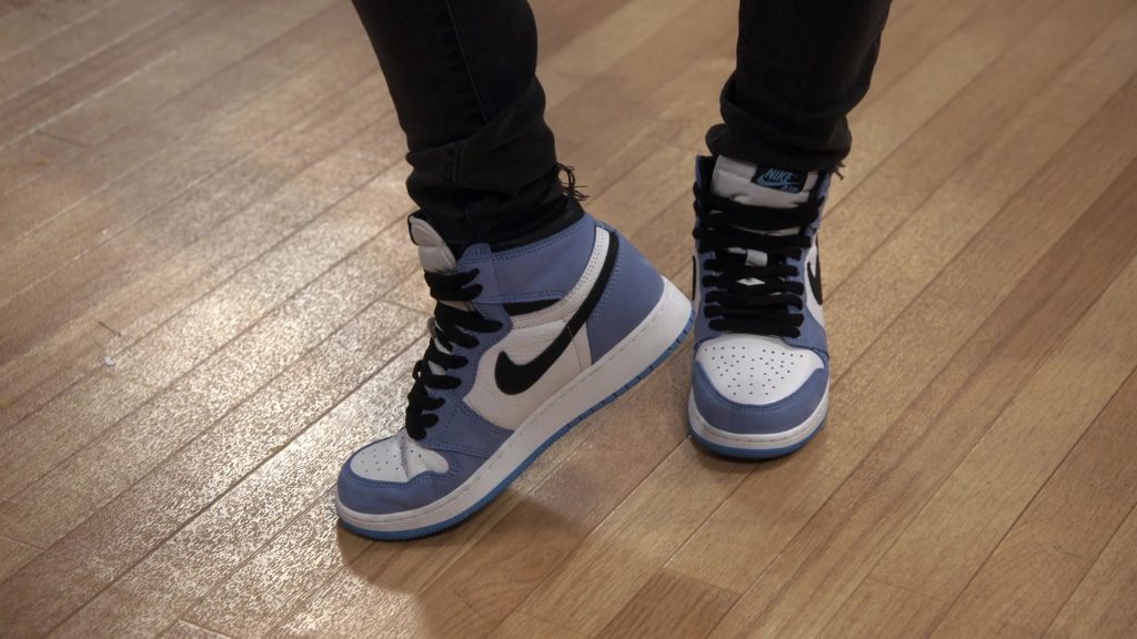 Nike Air Jordan 1 Sneakers of Isabella Gomez as Alicia Adams in Head of the Class S01E05 “YOLO” (2021) (Image 1)