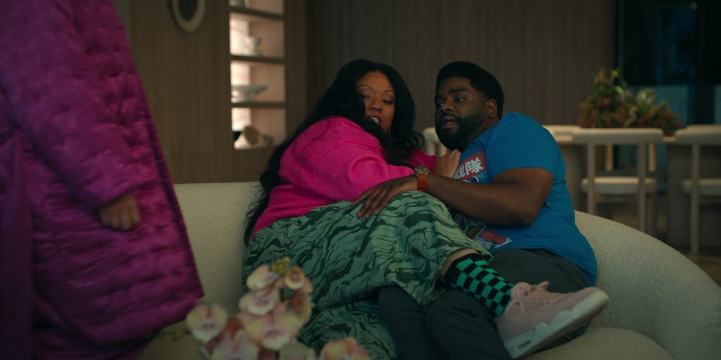 Nike Air Jordan 4 RM “Pink Oxford” sneaker in Loot S03E07 “Billionaire, Beautiful and True” (2025) (Image 4)