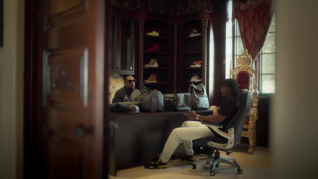 Nike Air Jordan 4 Retro sneakers in the black and yellow “Thunder” colorway in Calabasas Confidential S01E02 “All Beef, No Toppings” (2026) (Image 2)