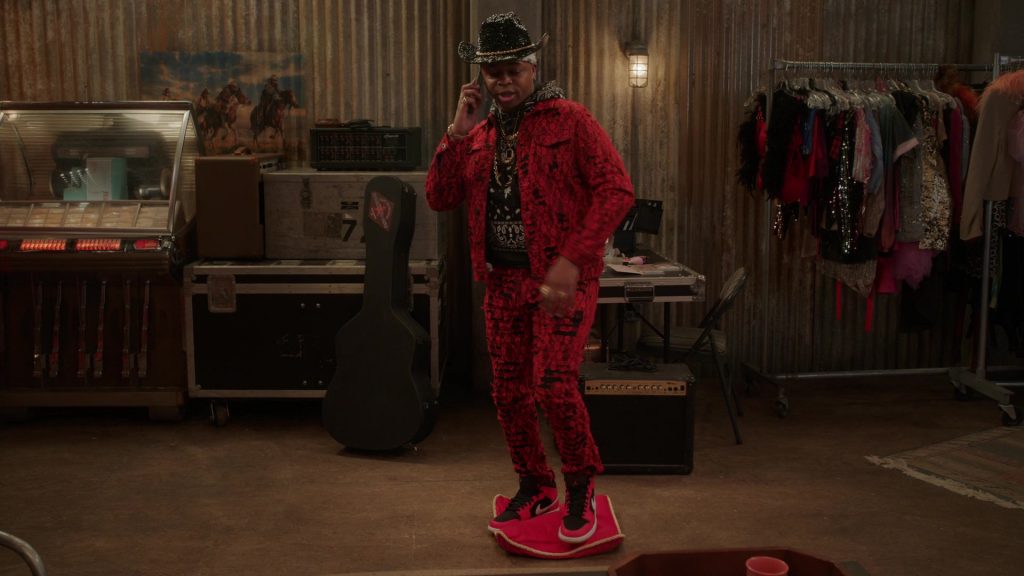 Nike Air Jordan Sneakers in Girls5eva S03E01 “Fort Worth” (2024) (Image 2)