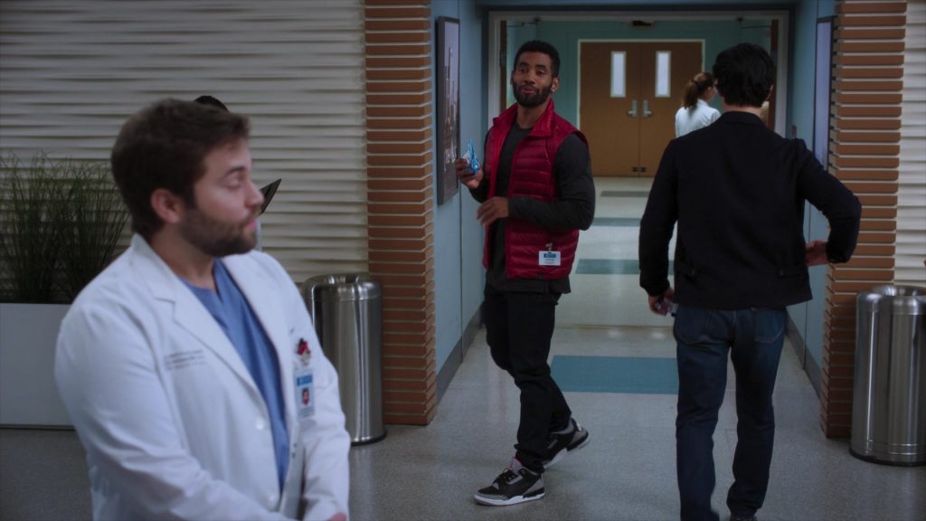 Nike Air Jordan Sneakers in Grey's Anatomy S20E03 “Walk on the Ocean” (2024) (Image 1)