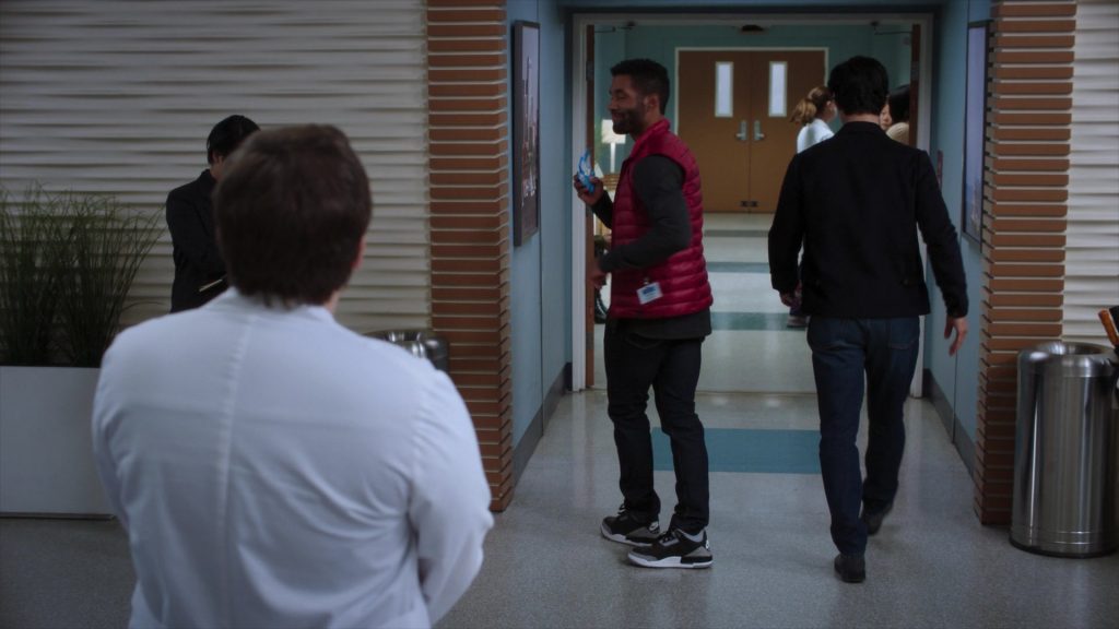 Nike Air Jordan Sneakers in Grey's Anatomy S20E03 “Walk on the Ocean” (2024) (Image 2)