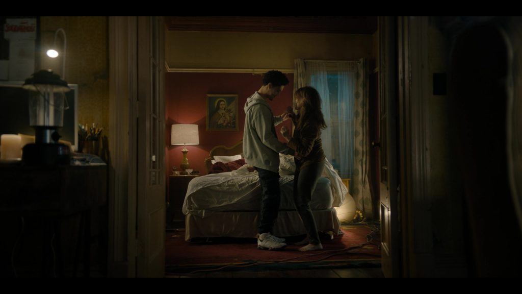 Nike Air Jordan Sneakers in The Penguin S01E06 “Gold Summit”(2024) (Image 16)