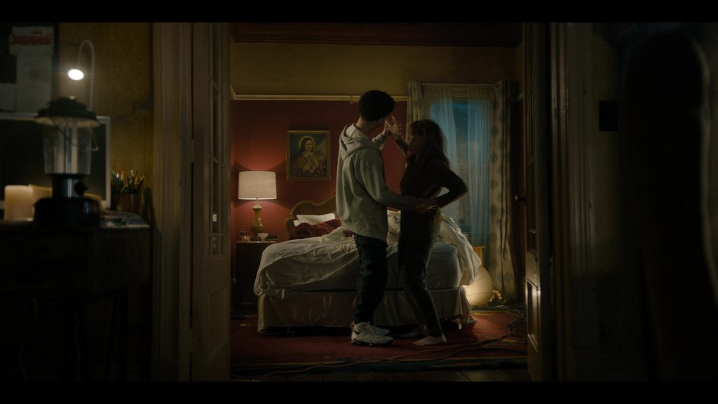 Nike Air Jordan Sneakers in The Penguin S01E06 “Gold Summit”(2024) (Image 18)
