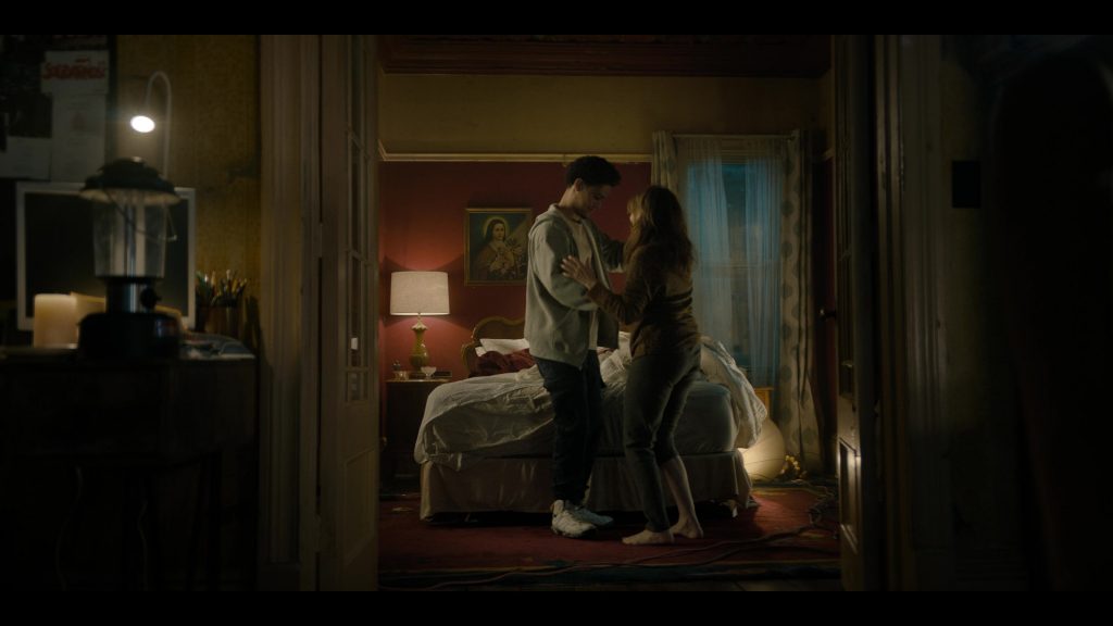 Nike Air Jordan Sneakers in The Penguin S01E06 “Gold Summit”(2024) (Image 5)