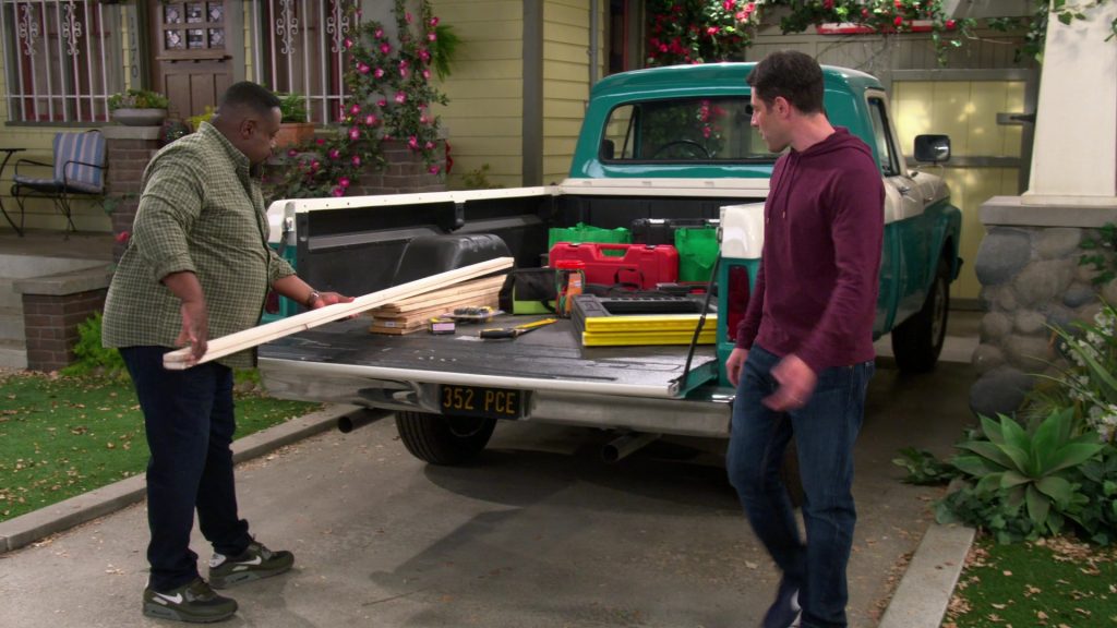 Nike Air Max 90 Khaki Sneakers of Cedric the Entertainer (Cedric Antonio Kyles) as Calvin Butler in The Neighborhood S03E12 “Welcome to the Treehouse” (2021) (Image 1)
