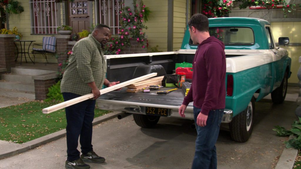 Nike Air Max 90 Khaki Sneakers of Cedric the Entertainer (Cedric Antonio Kyles) as Calvin Butler in The Neighborhood S03E12 “Welcome to the Treehouse” (2021) (Image 2)