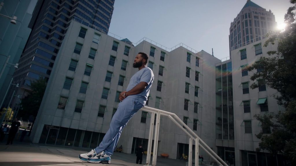 Nike Air Max 90 Sneakers of Malcolm-Jamal Warner as AJ aka The Raptor in The Resident S04E02 “Mina's Kangaroo Court” (2021) (Image 1)
