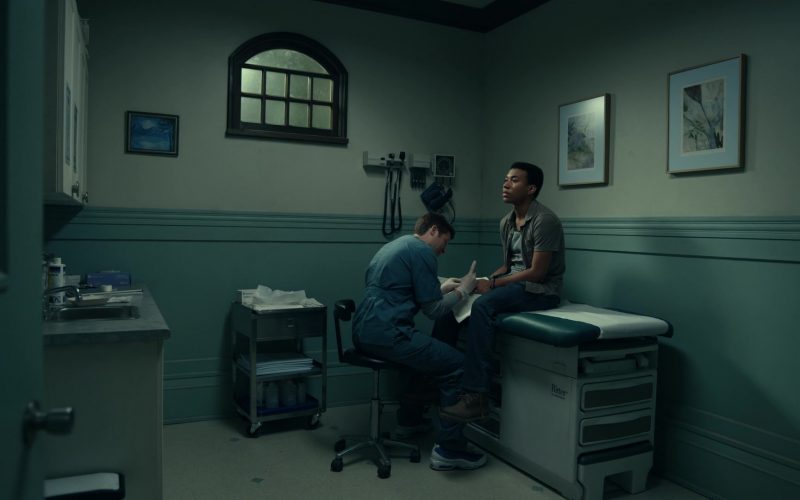 Nike Air Max 95 Sneakers of Zach Gilford as Mark in The Midnight Club S01E02 “The Two Danas” (2022) (Image 1)
