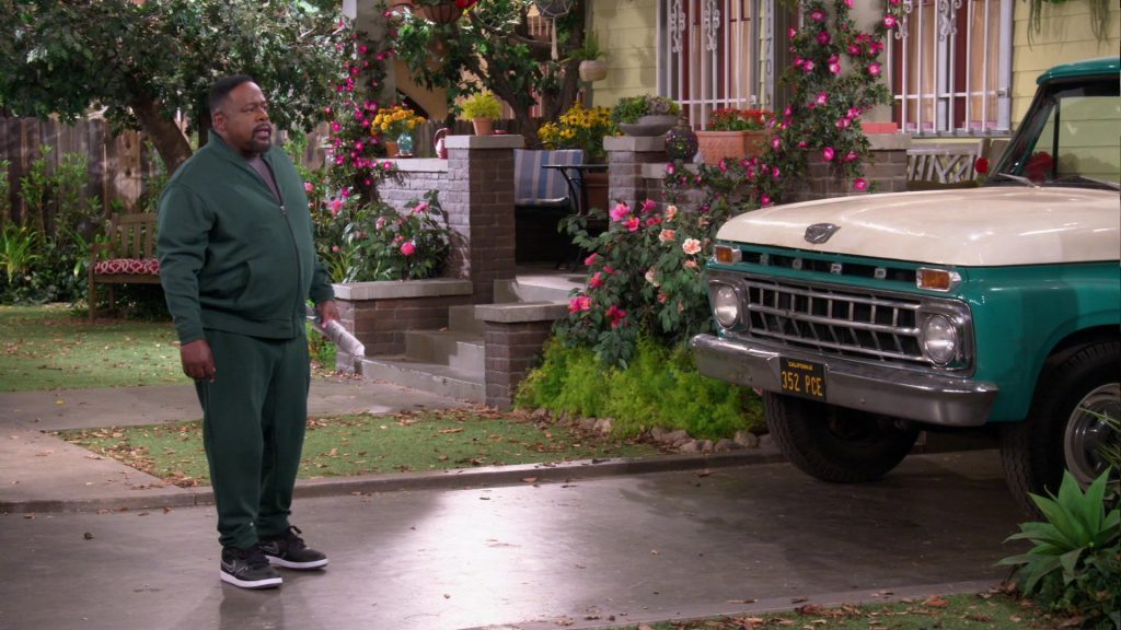 Nike Dunk Low Sneakers of Cedric the Entertainer as Calvin in The Neighborhood S03E04 “Welcome to the Rooster” (2020) (Image 1)