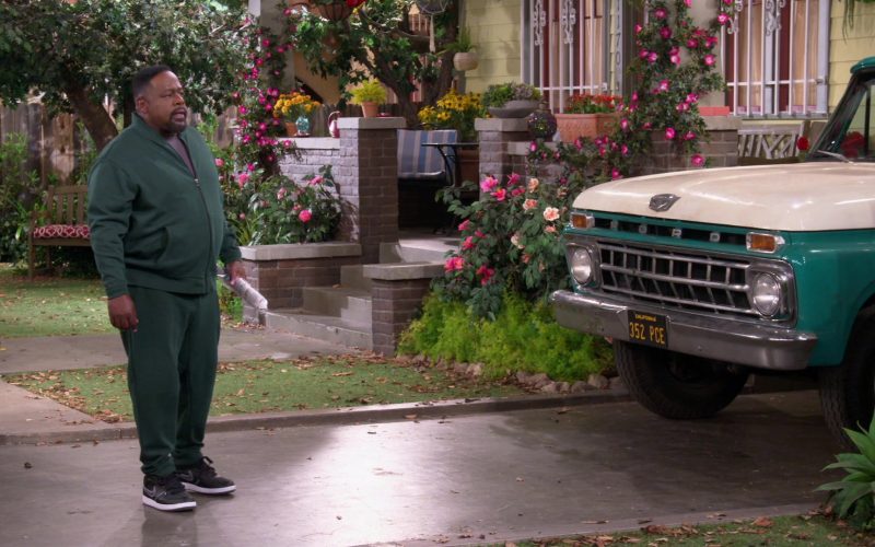 Nike Dunk Low Sneakers of Cedric the Entertainer as Calvin in The Neighborhood S03E04 “Welcome to the Rooster” (2020) (Image 1)
