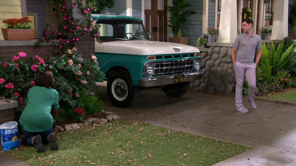 Nike Grey Sneakers Worn by Max Greenfield as Dave Johnson in The Neighborhood – Season 2, Episode 2, Welcome to the Bully (2019) (Image 2)