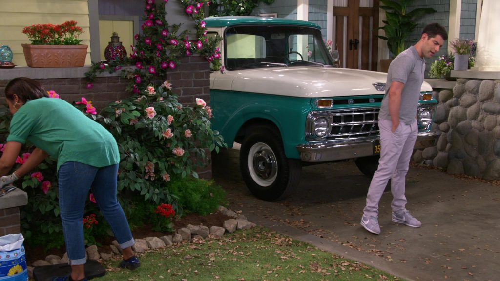 Nike Grey Sneakers Worn by Max Greenfield as Dave Johnson in The Neighborhood – Season 2, Episode 2, Welcome to the Bully (2019) (Image 4)