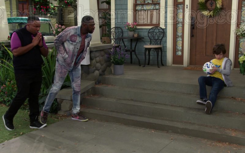 Nike Men's Low Classic Brown Shoes of Sheaun McKinney as Malcolm Butler in The Neighborhood S02E21 “Welcome to the Speed Bump” (2020) (Image 1)