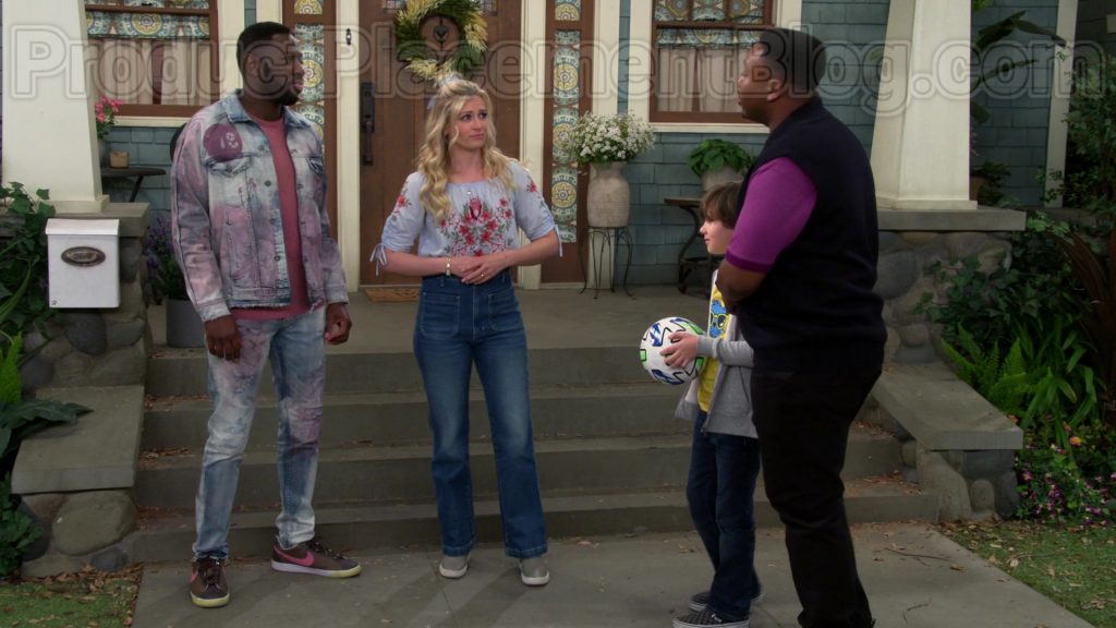 Nike Men's Low Classic Brown Shoes of Sheaun McKinney as Malcolm Butler in The Neighborhood S02E21 “Welcome to the Speed Bump” (2020) (Image 3)