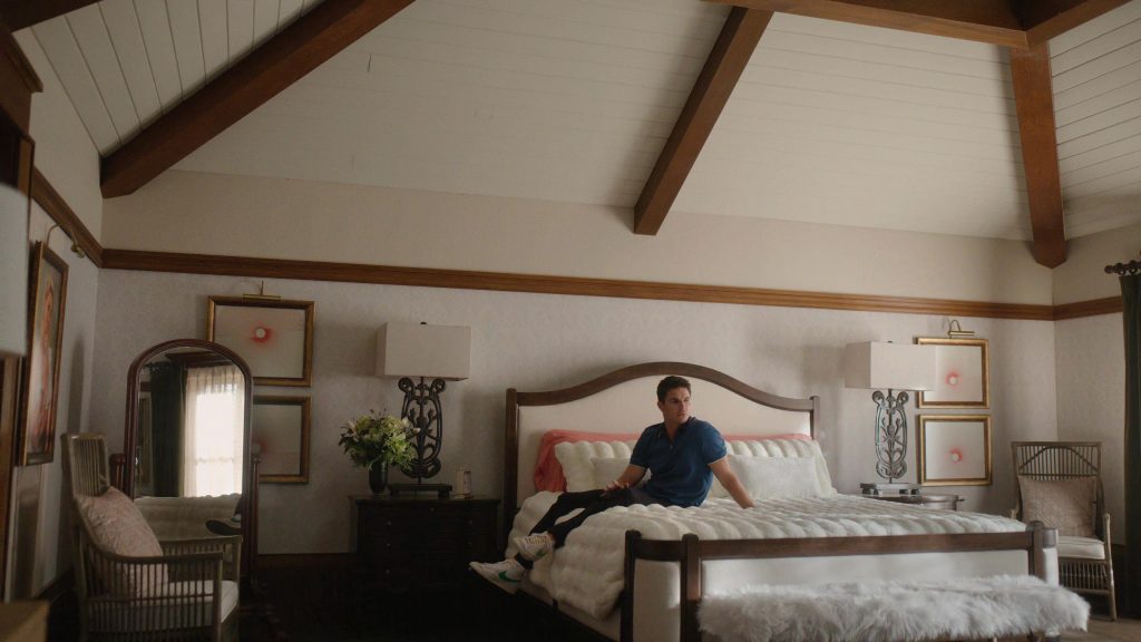 Nike Men's Shoes of Robbie Amell as Nathan Brown in Upload S03E03 “CyberDiscountDay” (2023) (Image 1)