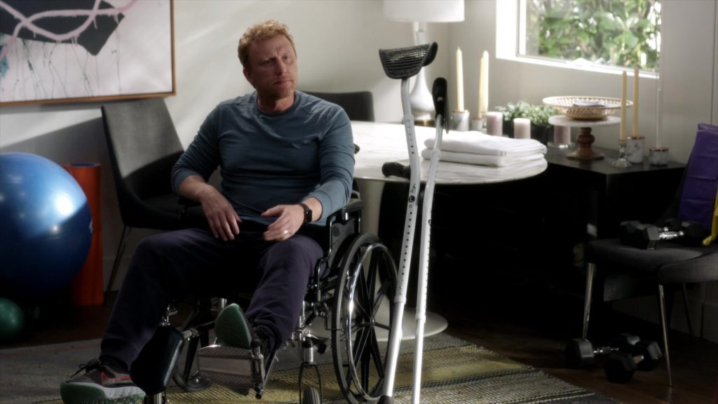 Nike Men's Sneakers in Grey's Anatomy S18E13 “Put the Squeeze on Me” (2022) (Image 3)