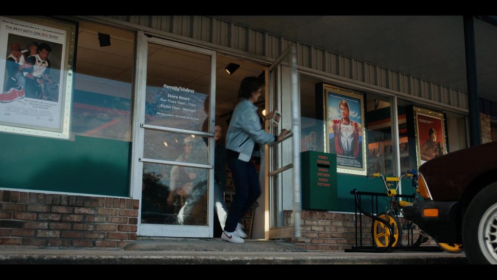 Nike Men's Sneakers of Joe Keery as Steve Harrington in Stranger Things S04E02 “Chapter Two - Vecna's Curse” (2022) (Image 1)