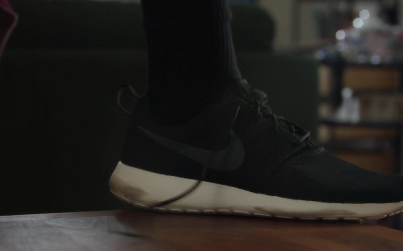 Nike Rosche One Men's Black Sneakers in 9-1-1 S05E05 “Peer Pressure” (2021) (Image 1)