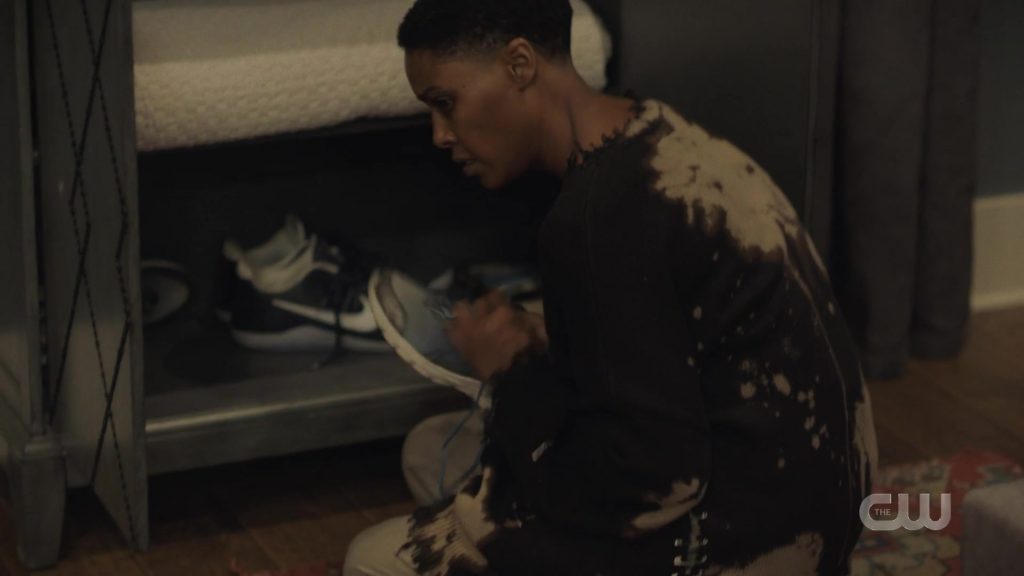 Nike Shoes in Black Lightning Season 3 Episode 10 “The Book of Markovia - Chapter One - Blessings and Curses Reborn” (2020) (Image 1)