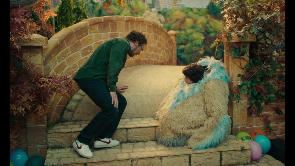 Nike Shoes in Eric S01E06 (2024) (Image 35)