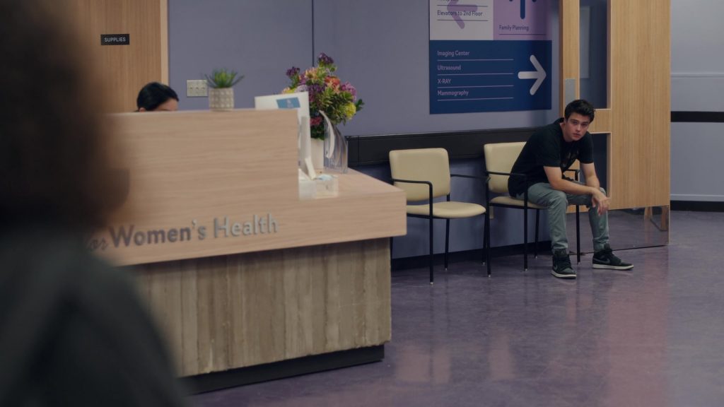 Nike Shoes in Ginny and Georgia S03E07 “That's Wild” (2025) (Image 3)