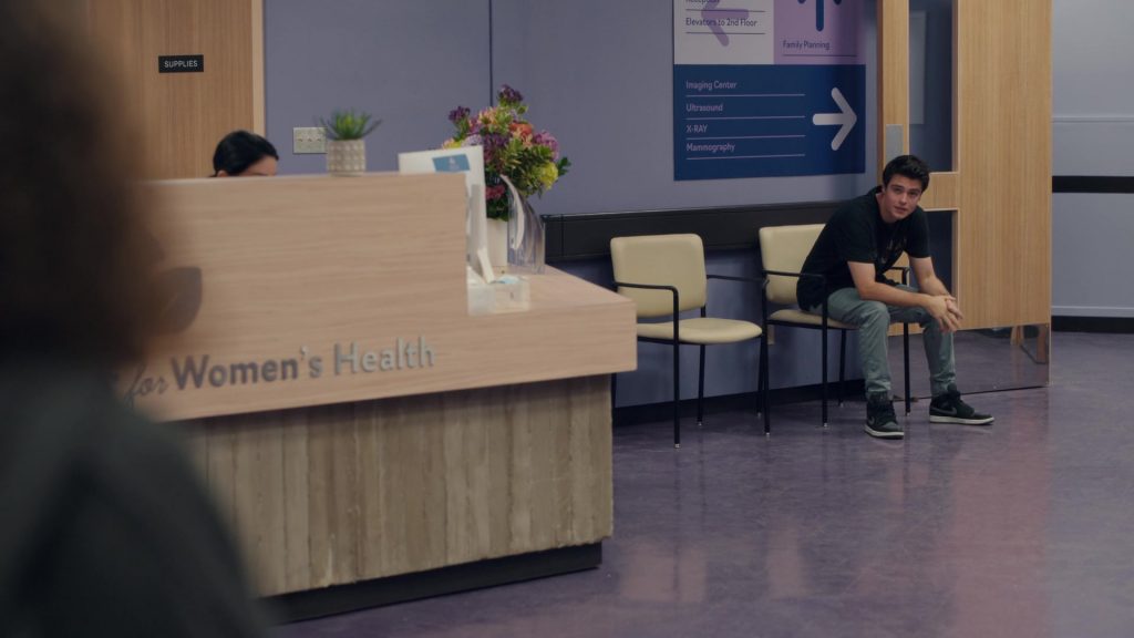 Nike Shoes in Ginny and Georgia S03E07 “That's Wild” (2025) (Image 4)