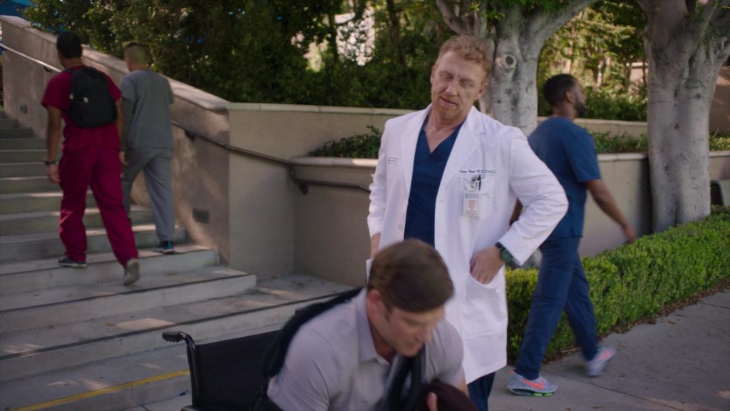 Nike Shoes in Greys Anatomy S22E04 “Goodbye Horses” (2025) (Image 1)