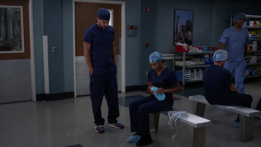 Nike Shoes in Grey's Anatomy – Season 16 Episode 1 “Nothing Left to Cling To” (2019) (Image 2)