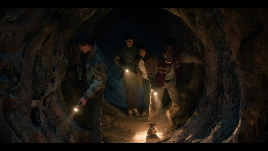 Nike Shoes in Stranger Things S05E05 “Chapter Five – Shock Jock” (2025) (Image 5)