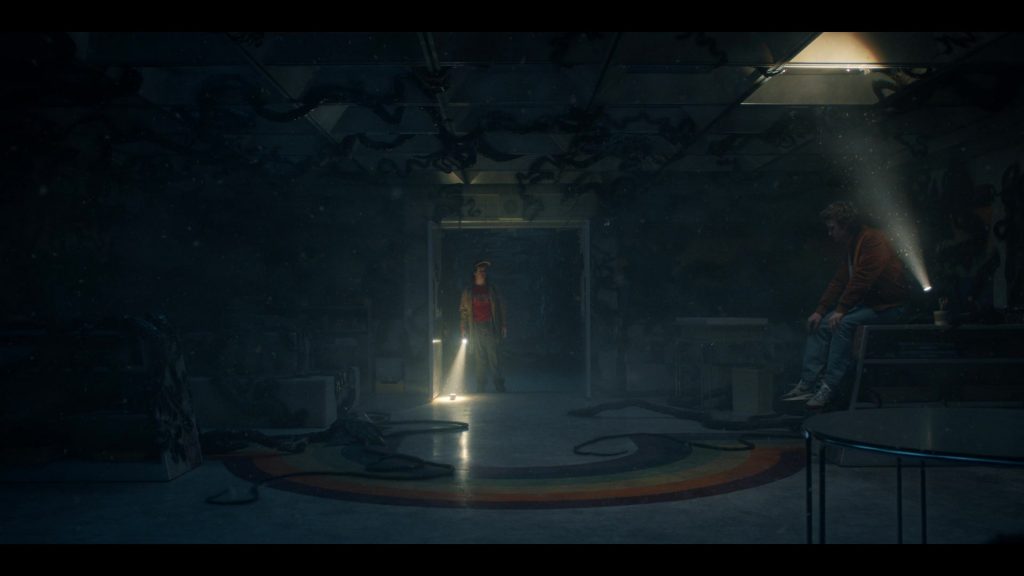 Nike Shoes in Stranger Things S05E05 “Chapter Five – Shock Jock” (2025) (Image 7)