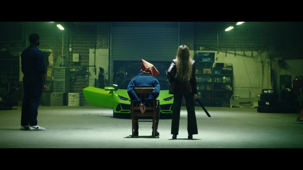 Nike Shoes in The Gentlemen S01E03 “Where's My Weed At” (2024) (Image 7)