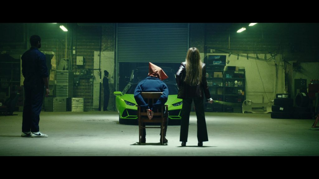 Nike Shoes in The Gentlemen S01E03 “Where's My Weed At” (2024) (Image 8)