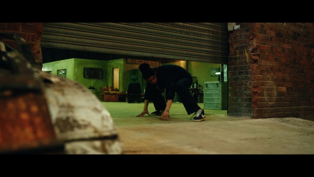 Nike Shoes in The Gentlemen S01E03 “Where's My Weed At” (2024) (Image 9)