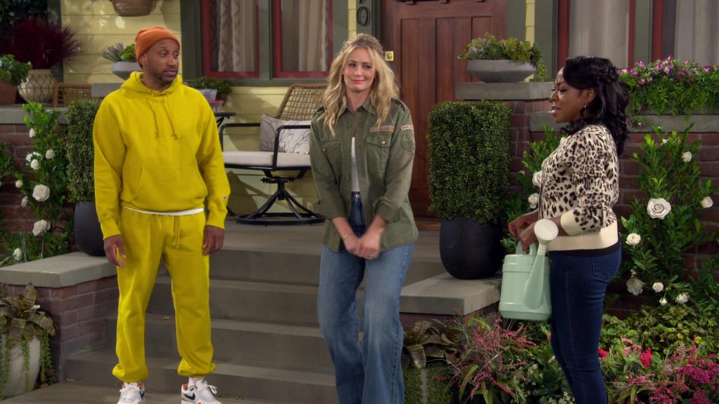 Nike Shoes in The Neighborhood S08E05 “Welcome to New Horizons” (2025) (Image 6)