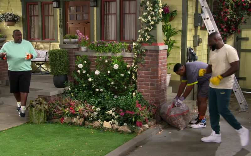 Nike Shoes in The Neighborhood S08E12 “Welcome to Murder at Sea” (2026) (Image 1)