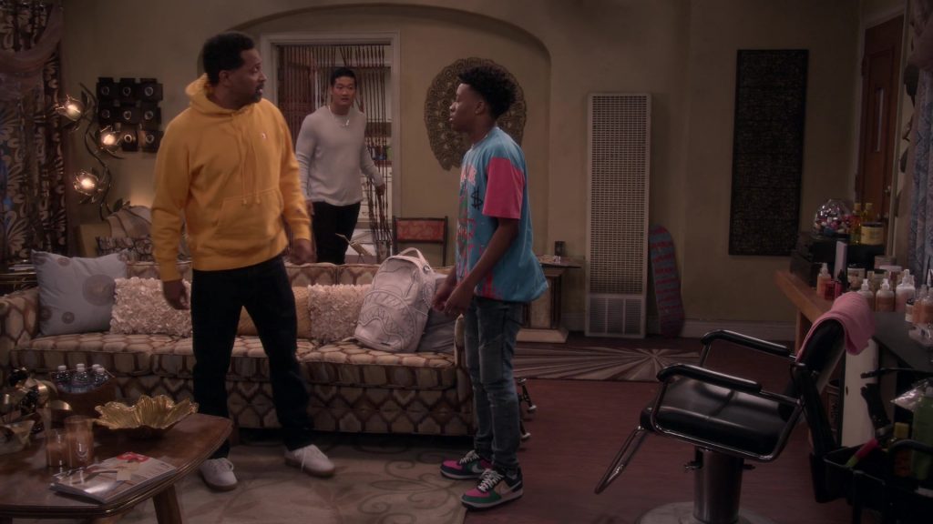 Nike Shoes of Diamond Lyons as Kelvin in The Upshaws S02E07 “Sista, Sista” (2022) (Image 1)