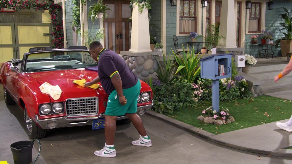 Nike Shorts and Sneakers in The Neighborhood S07E10 “Welcome to the Pickle” (2025) (Image 3)