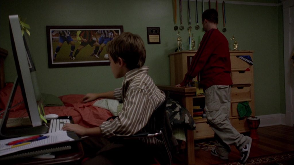 Nike Sneakers Worn by Aaron Paul (Jesse Pinkman) in Breaking Bad Season 1 Episode 4 - Cancer Man (2008) (Image 1)