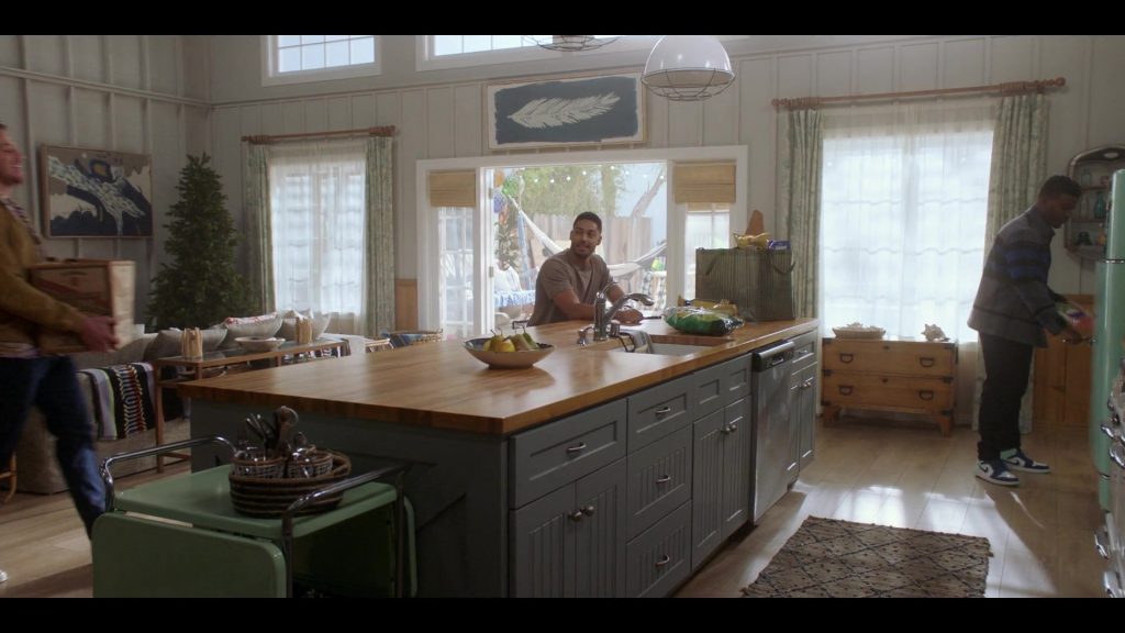Nike Sneakers Worn by Actors in All American S05E01 “Ludacrismas” (2022) (Image 1)