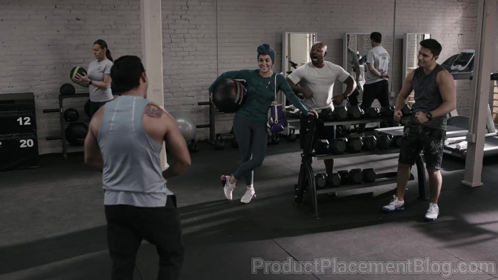 Nike Sneakers in 9-1-1 - Lone Star S02E05 “Difficult Conversations” (2021) (Image 1)