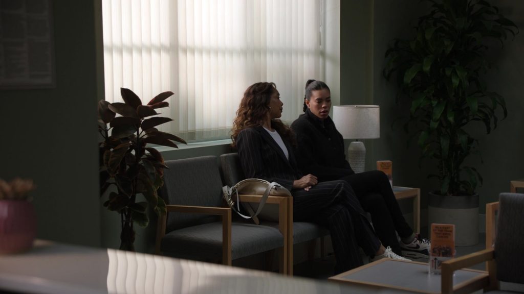 Nike Sneakers in 9-1-1 – Lone Star S05E06 “Naked Truth”(2024) (Image 4)