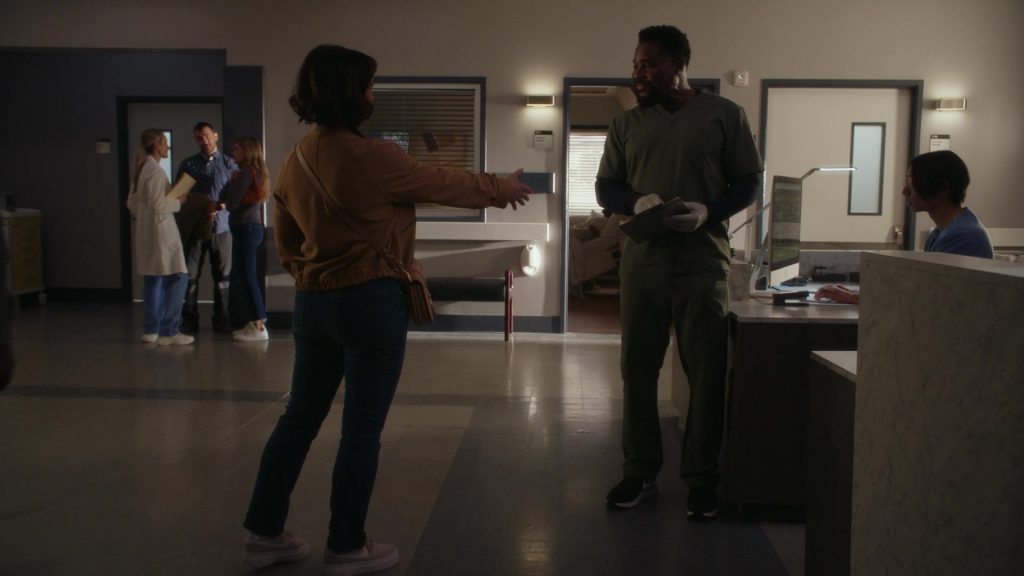 Nike Sneakers in 9-1-1 S07E07 “Ghost of a Second Chance” (2024) (Image 1)